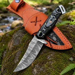 Handmade Damascus steel hunting knife with leather sheath